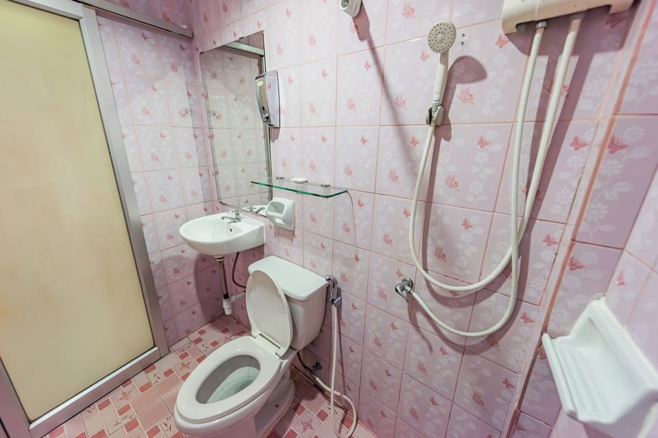 Standard King Room | Bathroom | Shower, rainfall showerhead, towels