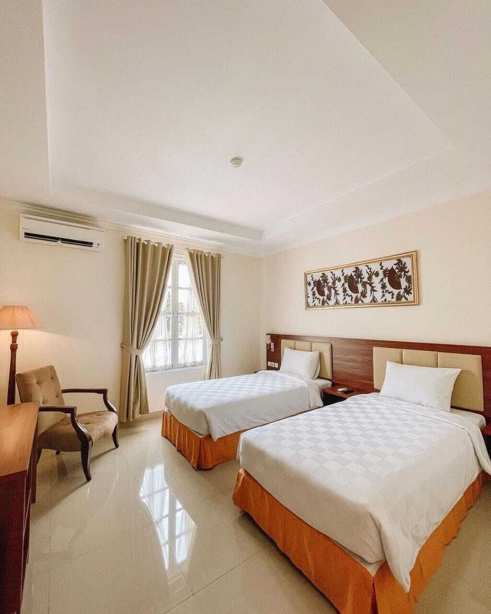 Superior Twin Room | Desk, laptop workspace, soundproofing