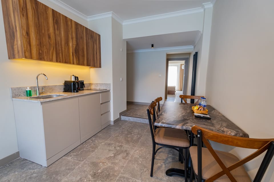Deluxe Room | Private kitchen | Mini-fridge, stovetop, cookware/dishes/utensils