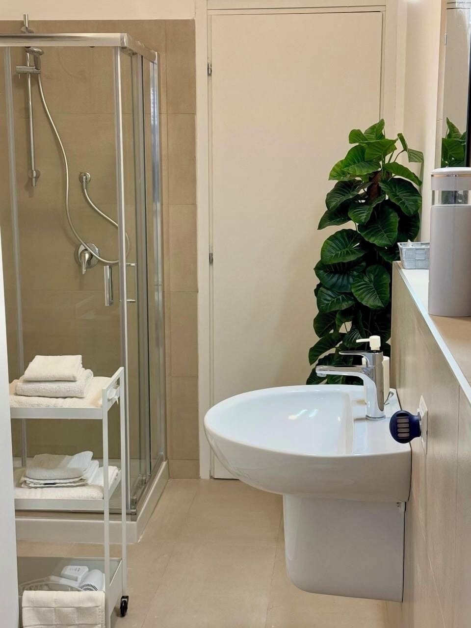 Classic Room | Bathroom | Shower, rainfall showerhead, free toiletries, hair dryer