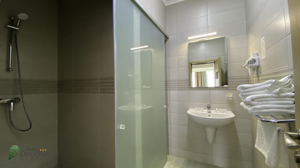 Suite Queen, Without balcony | Bathroom | Shower, free toiletries, hair dryer, towels