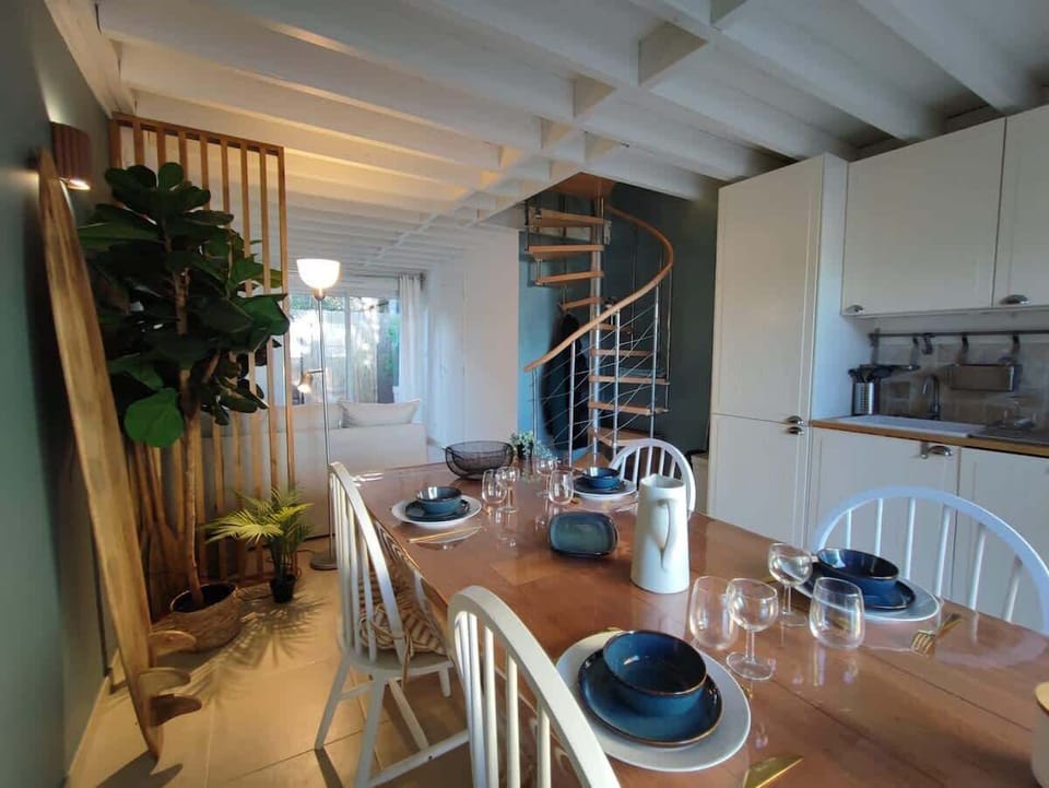 Espace cuisine et table à manger