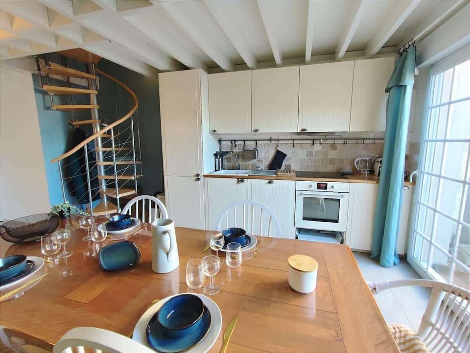 Petite maison avec accès direct plage - grande pièce à vivre avec salle à manger et cuisine ouvertes