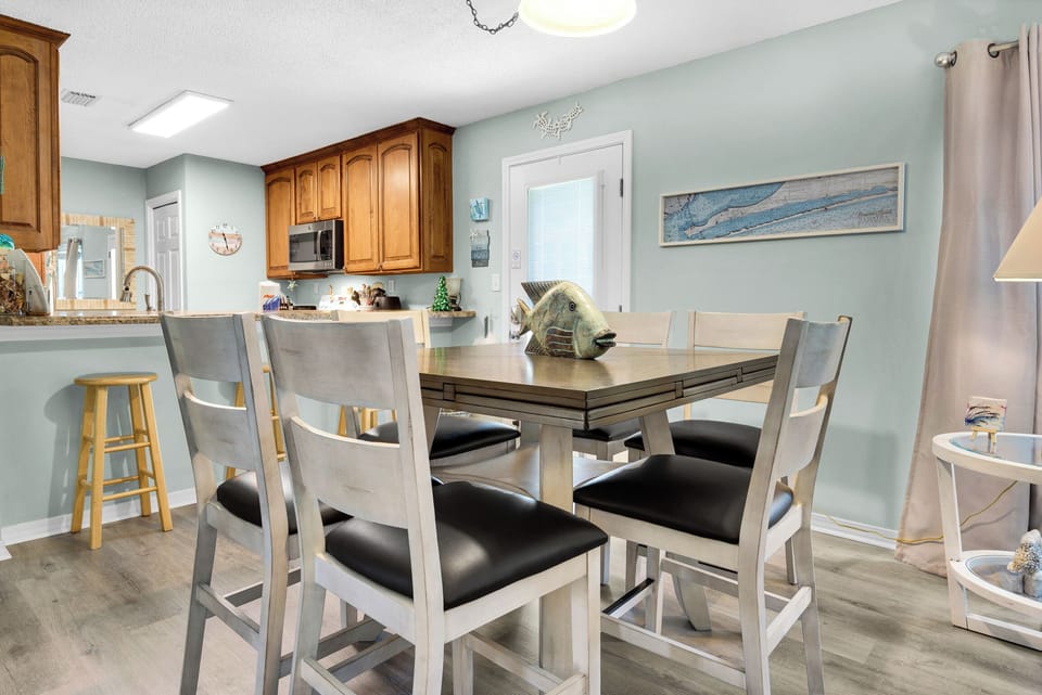 Seating for six at the dining table
