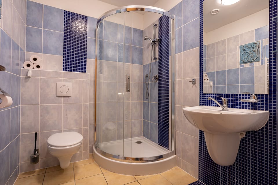 Superior Quadruple Room | Bathroom | Free toiletries, towels