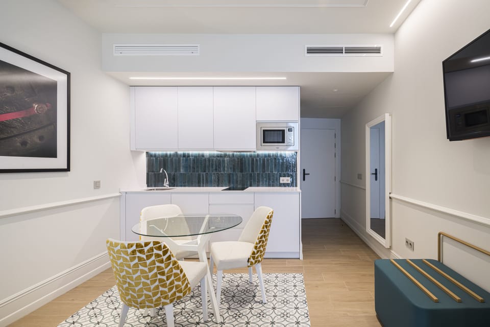 In-room safe, soundproofing, free WiFi, bed sheets