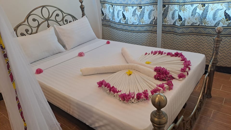 Superior Double or Twin Room, 1 Bedroom, Pool View | Desk, laptop workspace, bed sheets