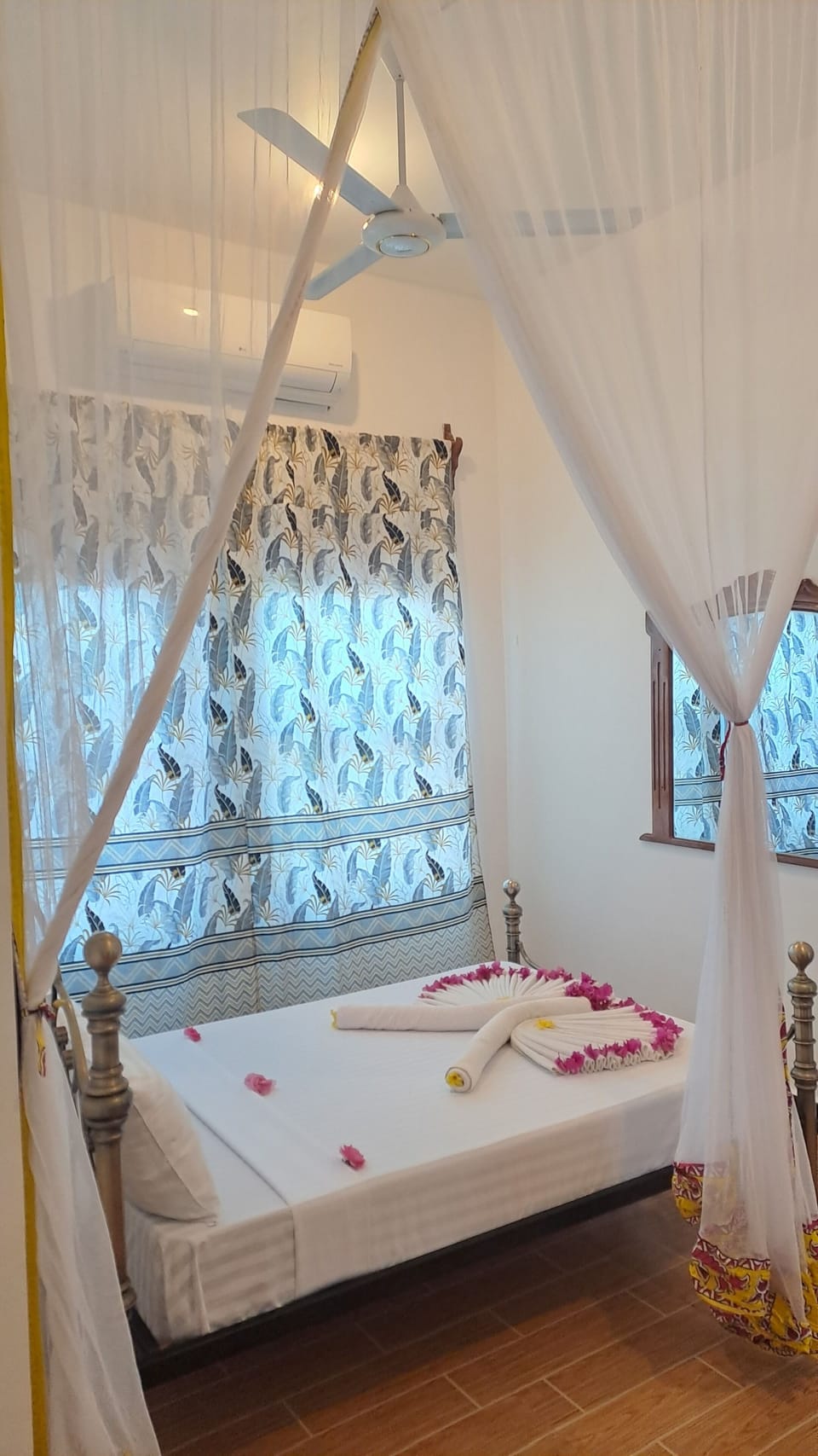Superior Double or Twin Room, 1 Bedroom, Pool View | Desk, laptop workspace, bed sheets