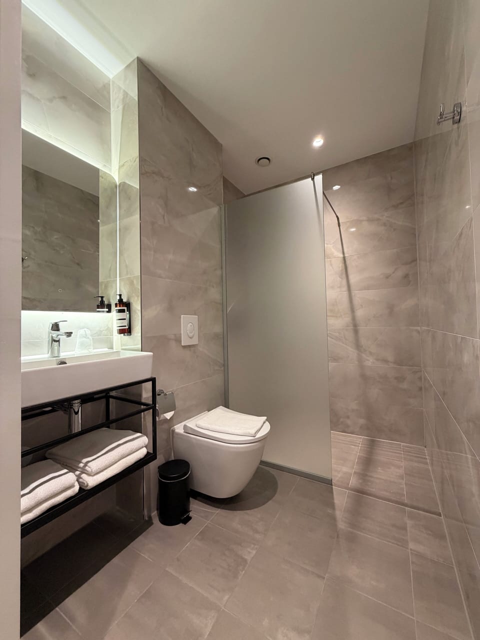 Twin Room, 2 Twin Beds | Bathroom | Hair dryer, towels