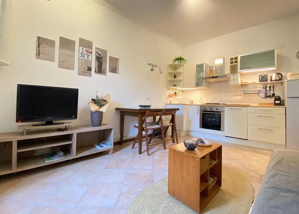 City Apartment | Private kitchen | Full-size fridge, oven, stovetop, dishwasher
