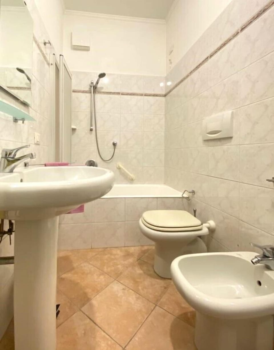 City Apartment | Bathroom