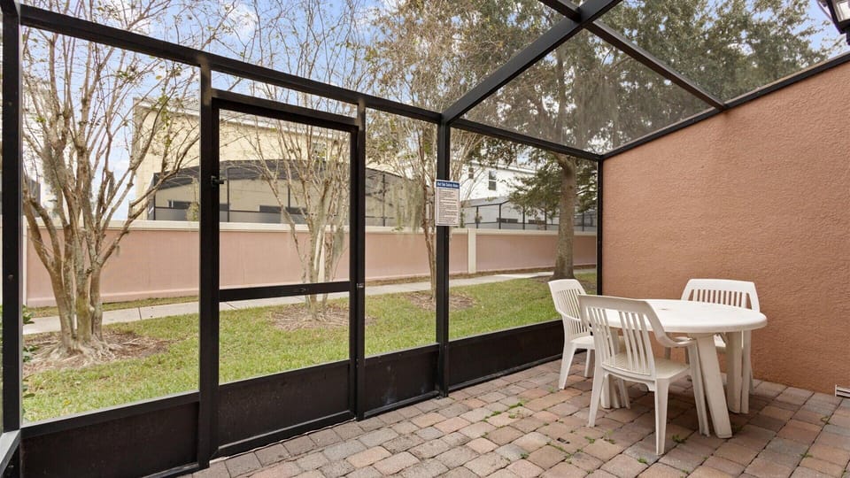 Beautiful 4 bed 3 bath townhome located in Coral Cay