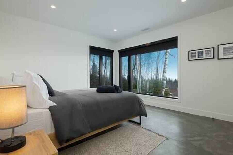 Bedroom 3 (Queen bed)