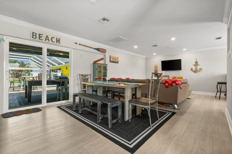 Entertaining space w/ 55 smart TV and the view of your private lanai and the pool