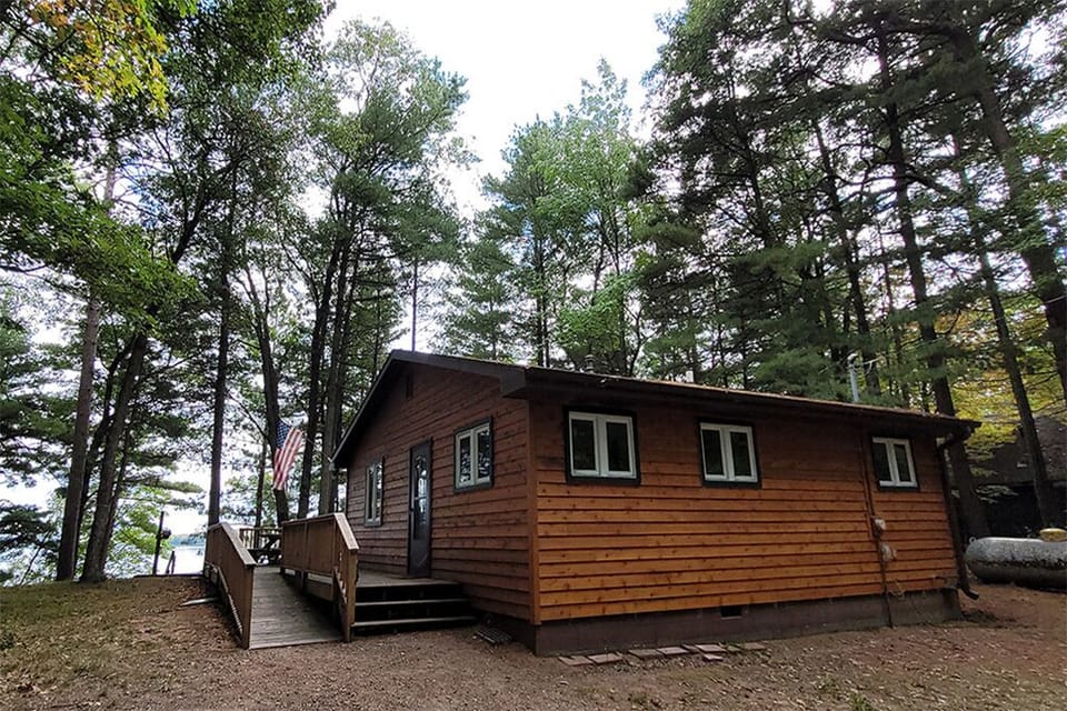 Welcome to the cabin. Wheel chair access to the deck. 