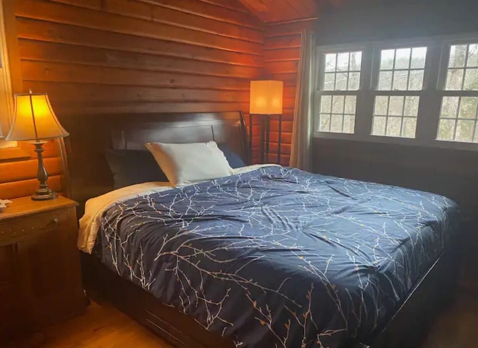 King bed with brand new Helix Dawn luxe mattress
