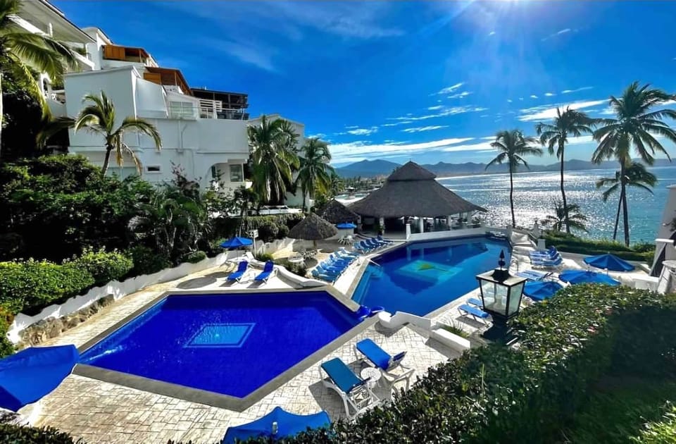 Pools and restaurant La Maravilla
