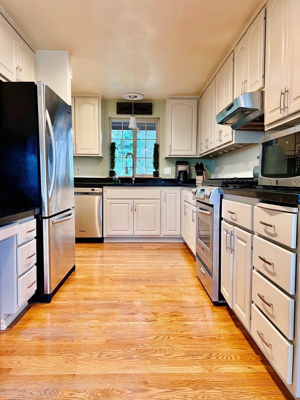 Spacious kitchen with lots of cabinets and counter space. 
