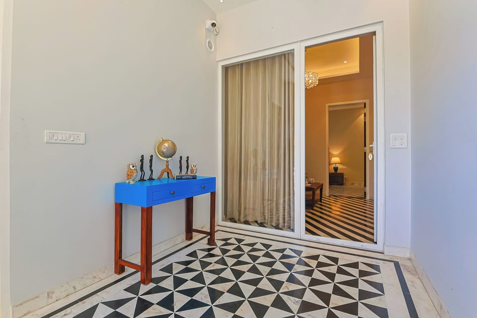 Luxury Suite | Living area | Books