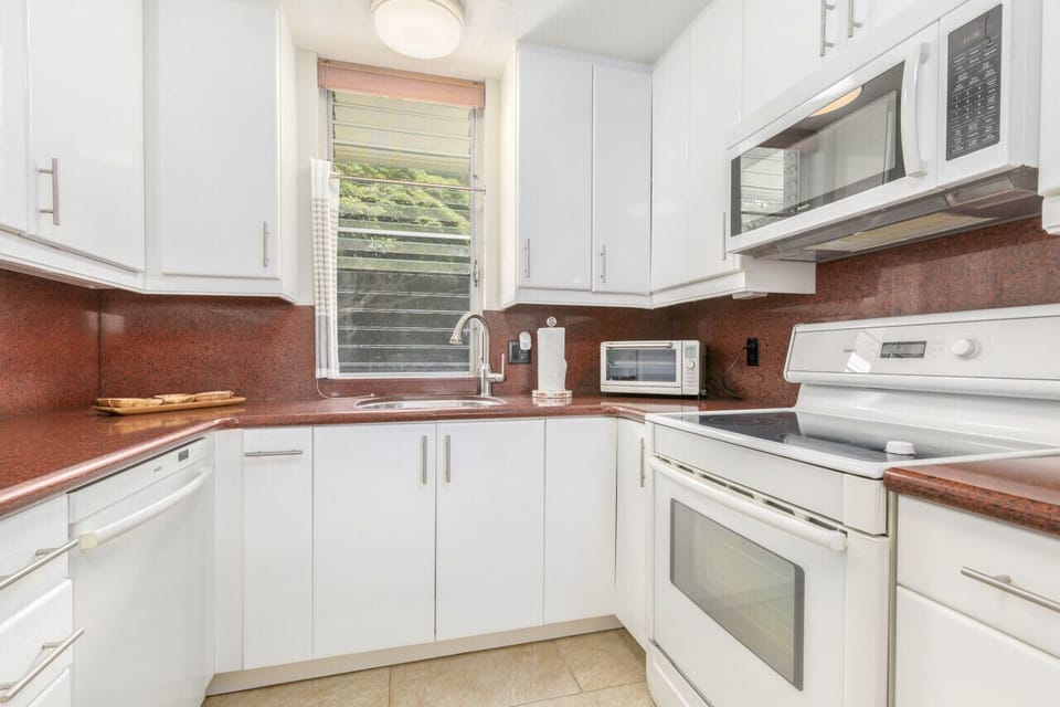 Full kitchen with dishwasher