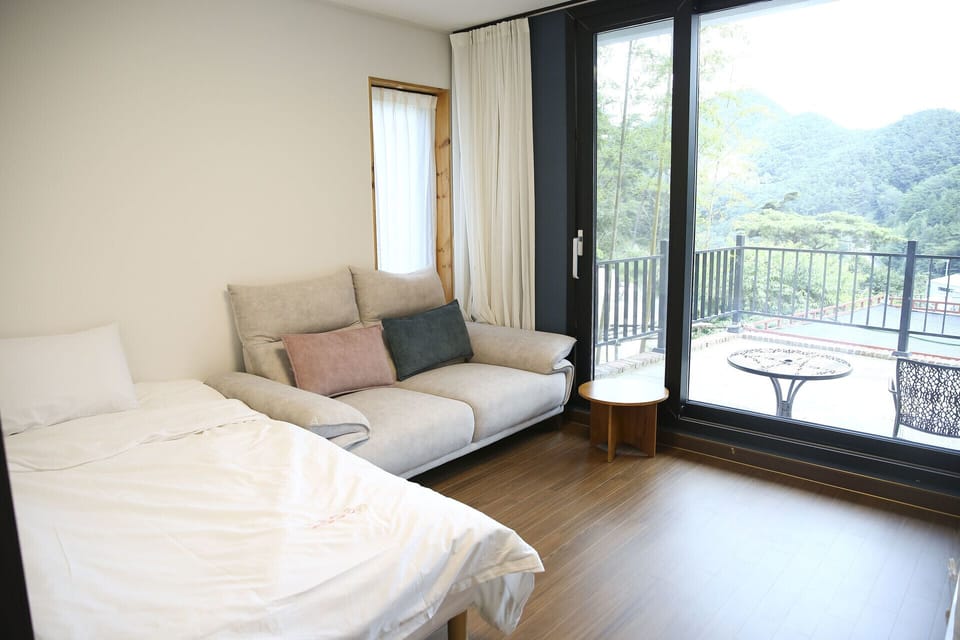 Elsa's House 1F | Desk, laptop workspace, soundproofing, free WiFi