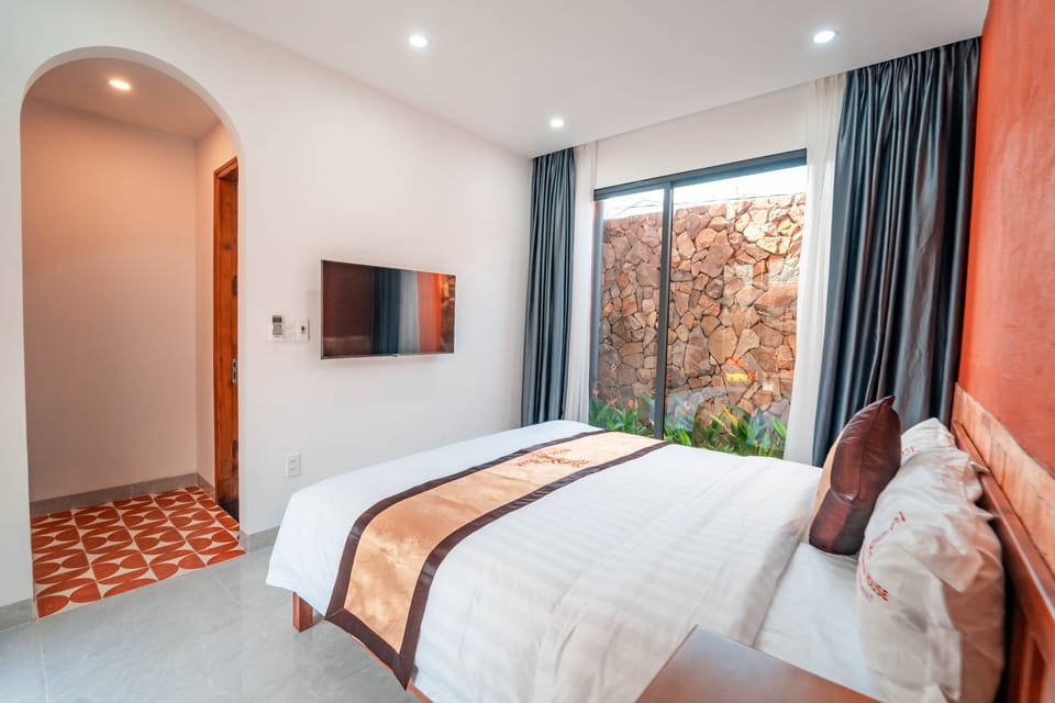 Standard Double Room | Desk, laptop workspace, blackout drapes, iron/ironing board