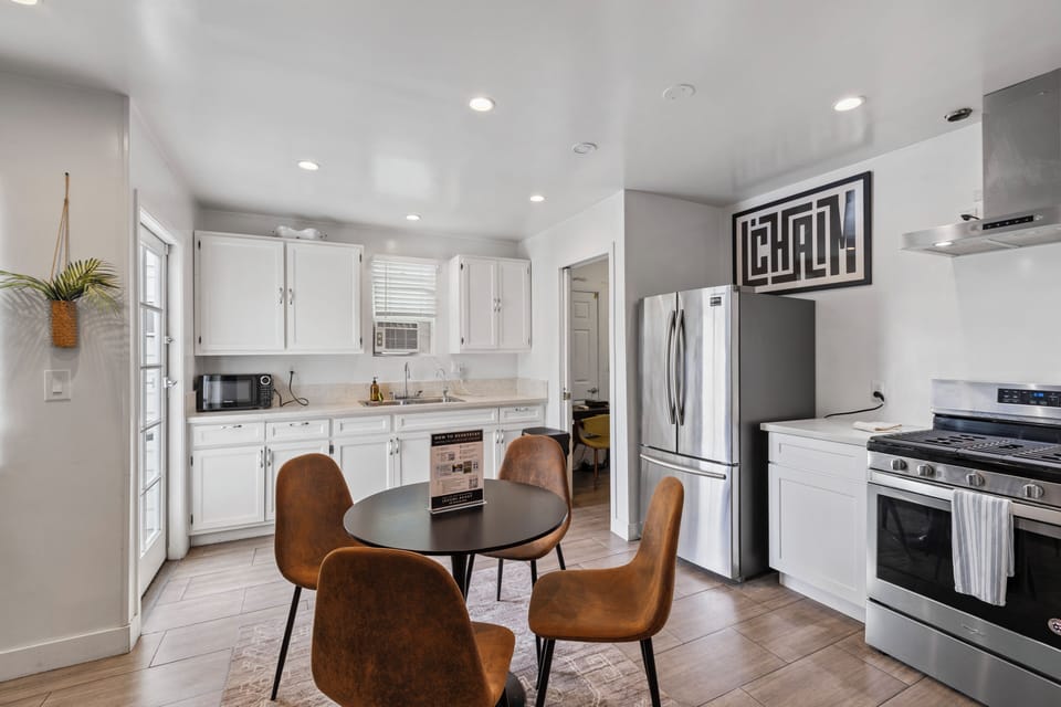 Fully equipped kitchen.