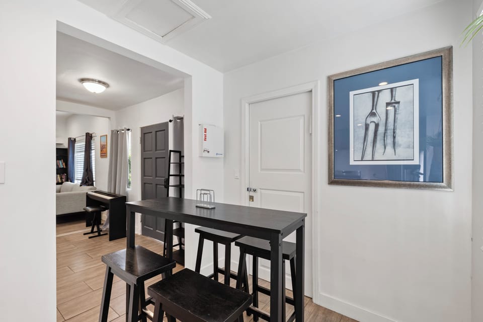 Bar table with 4 stools.