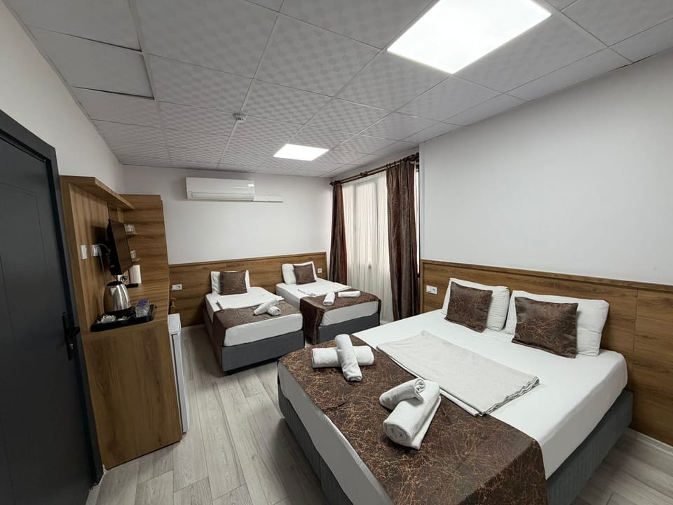 Family Quadruple Room | Desk, soundproofing, free WiFi