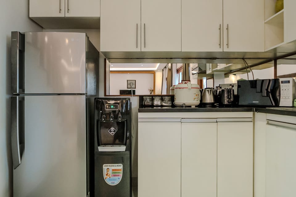Full-size fridge, microwave, oven, stovetop