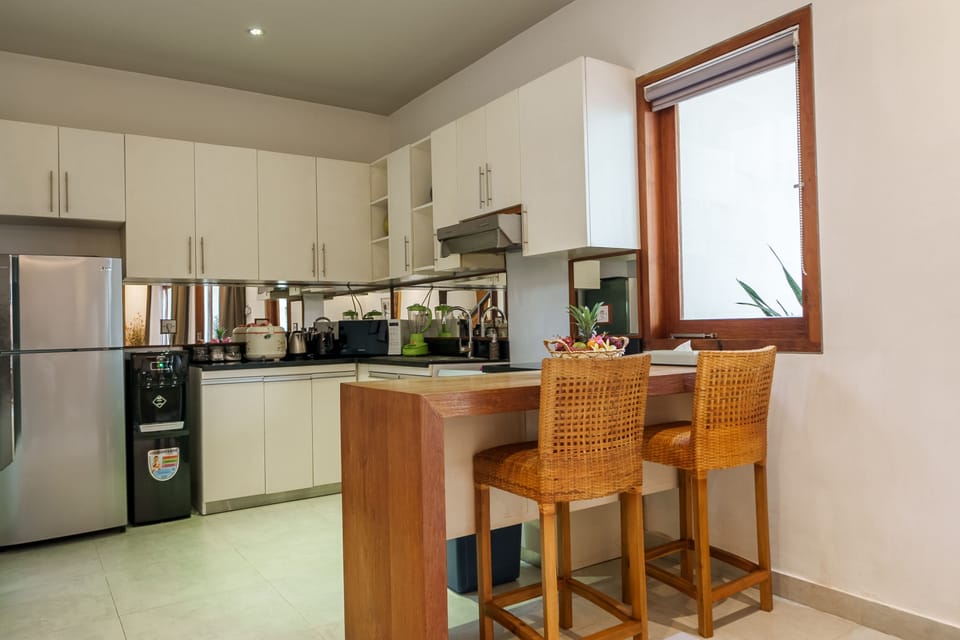 Full-size fridge, microwave, oven, stovetop