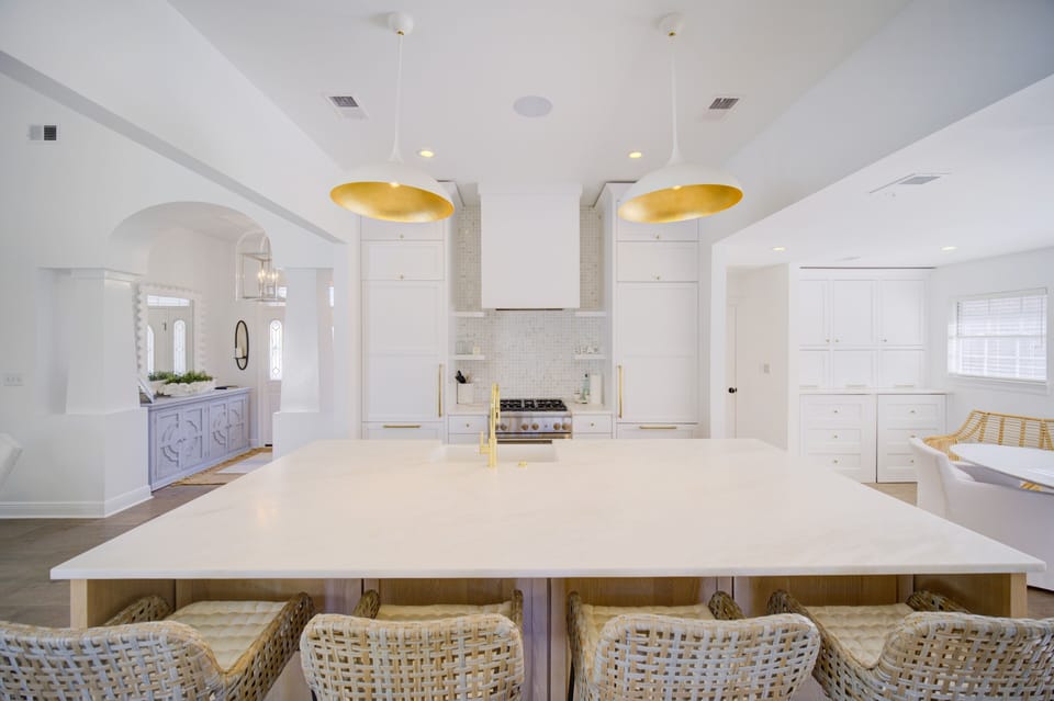 🍴 Dining Area – Table and chairs plus a second sitting area for extra comfort