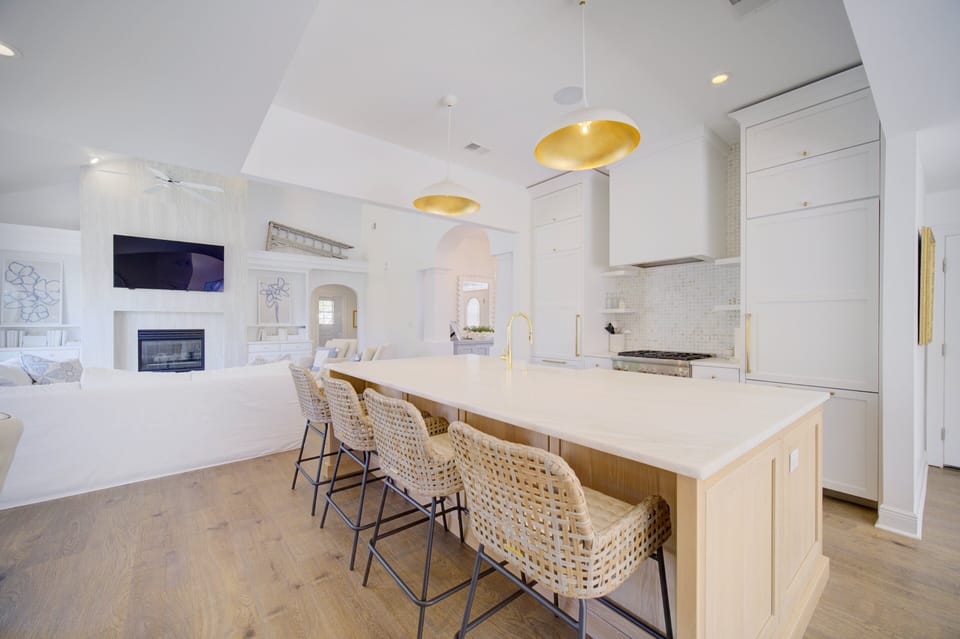 🍴 Dining Area – Table and chairs plus a second sitting area for extra comfort