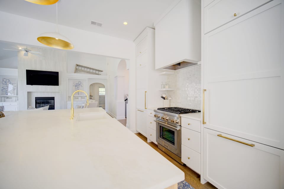 🍽️ Gourmet Kitchen – Fully stocked with stainless steel appliances and everything you need