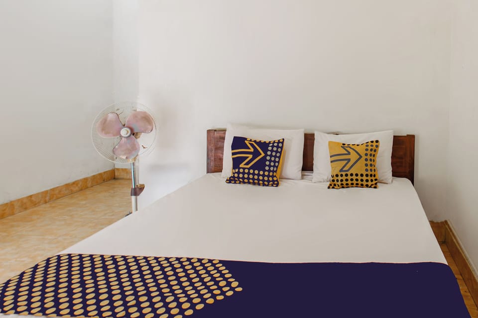 Economy Double Room | Desk, WiFi (free), bed sheets