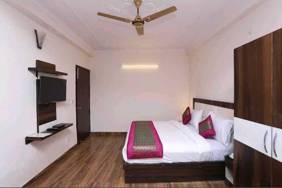 Deluxe Room | 1 bedroom, desk, free WiFi