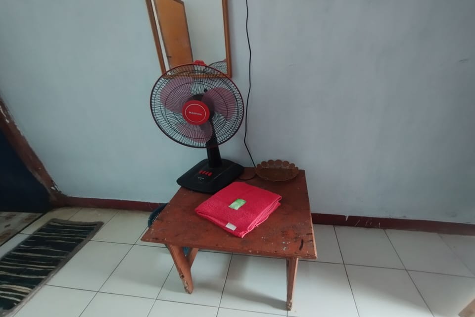 Economy Double Room | Desk, WiFi (free), bed sheets
