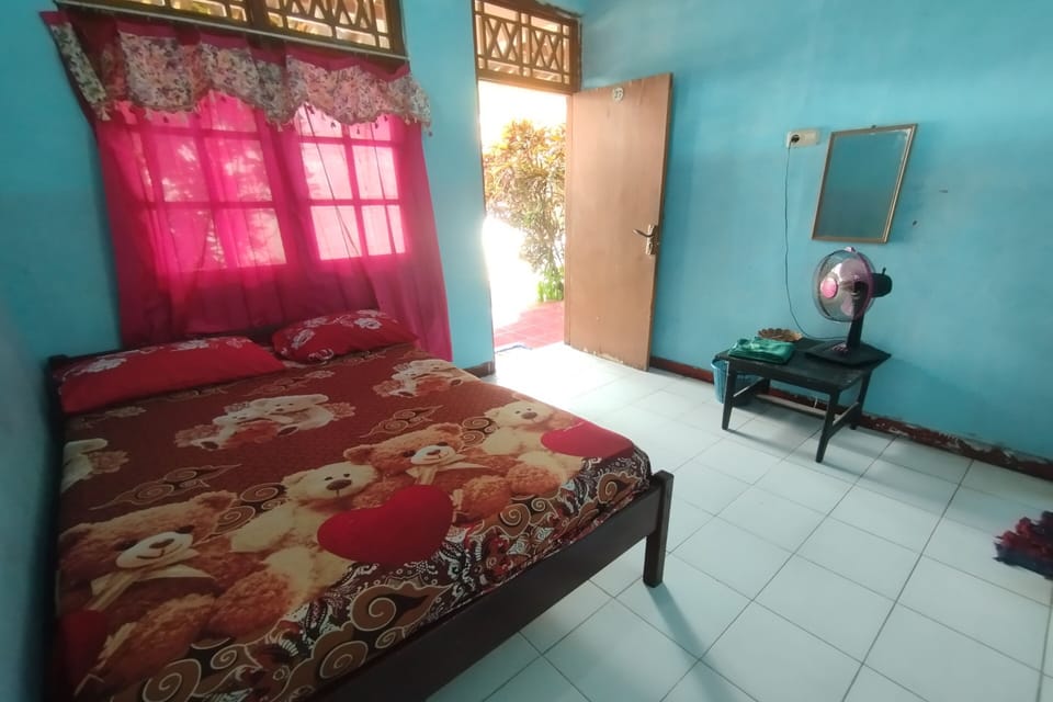 Economy Double Room | Desk, WiFi (free), bed sheets