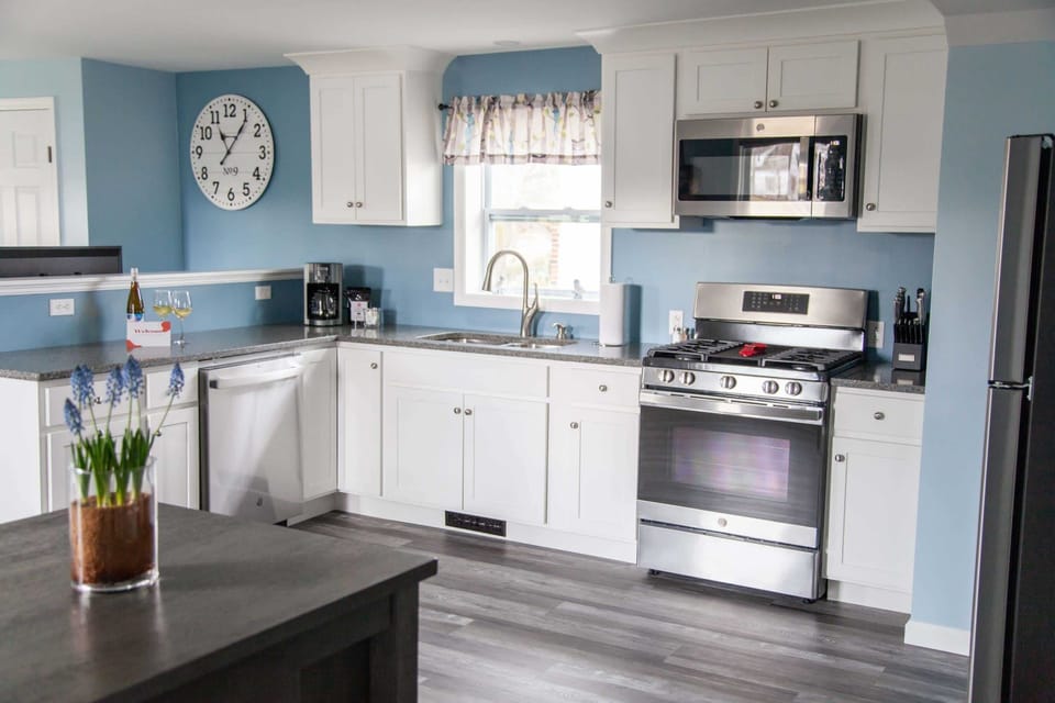 Eat-in Kitchen – Fully stocked kitchen perfect for home-cooked meals or local takeout