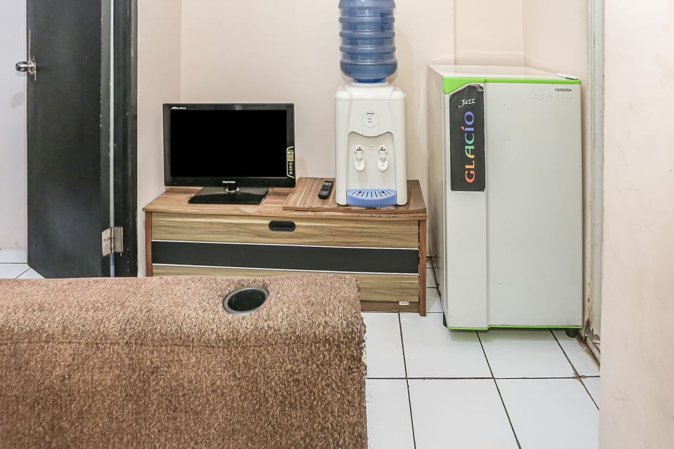 Deluxe Double Room | Living area | 32-inch flat-screen TV with cable channels