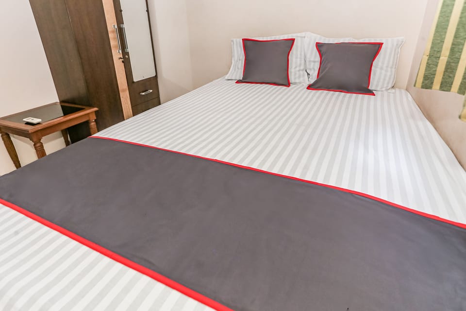 Deluxe Double Room | Desk, free WiFi, bed sheets