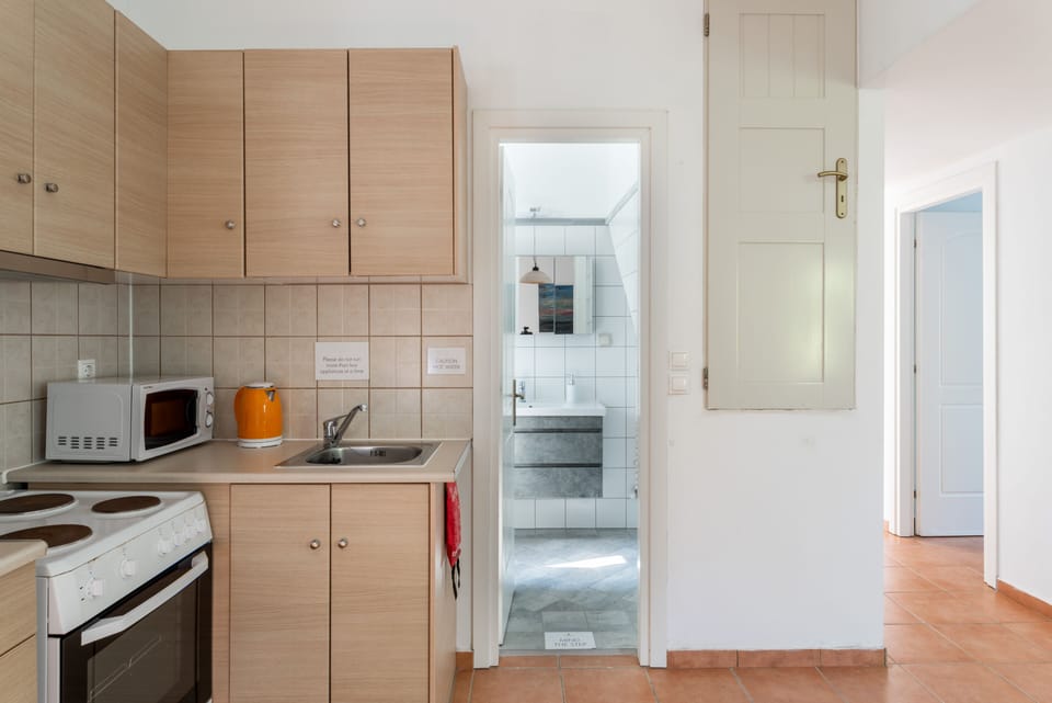 Superior Villa | Private kitchen | Fridge, oven, cookware/dishes/utensils, paper towels