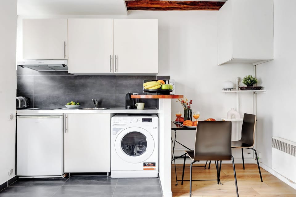 The fully equipped kitchen