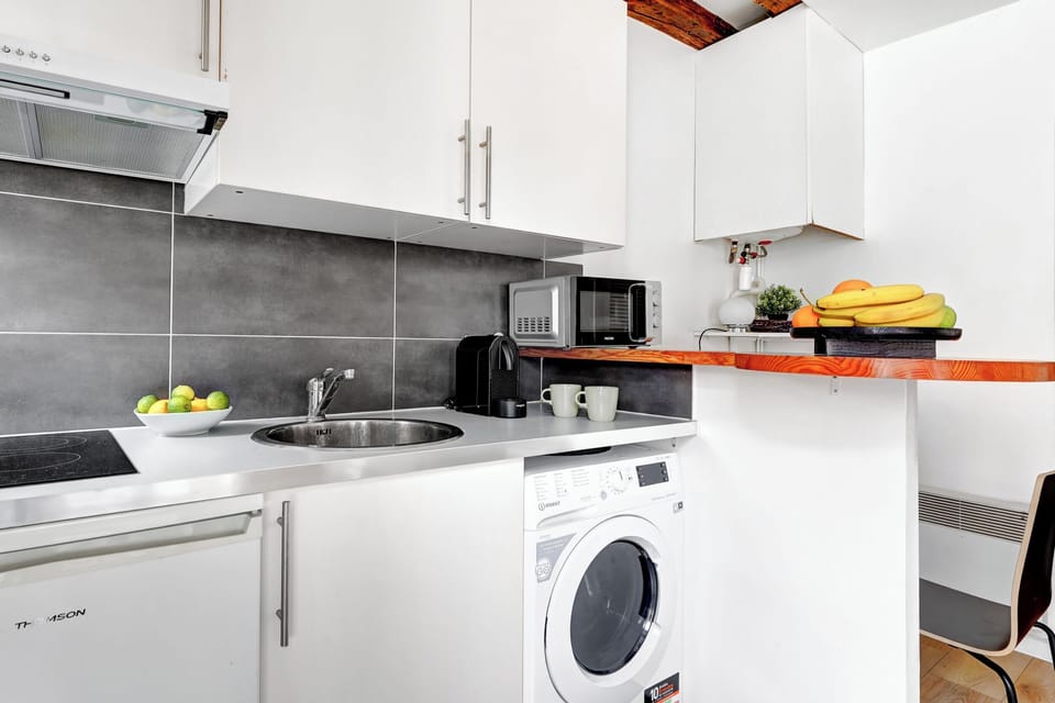 The fully equipped kitchen