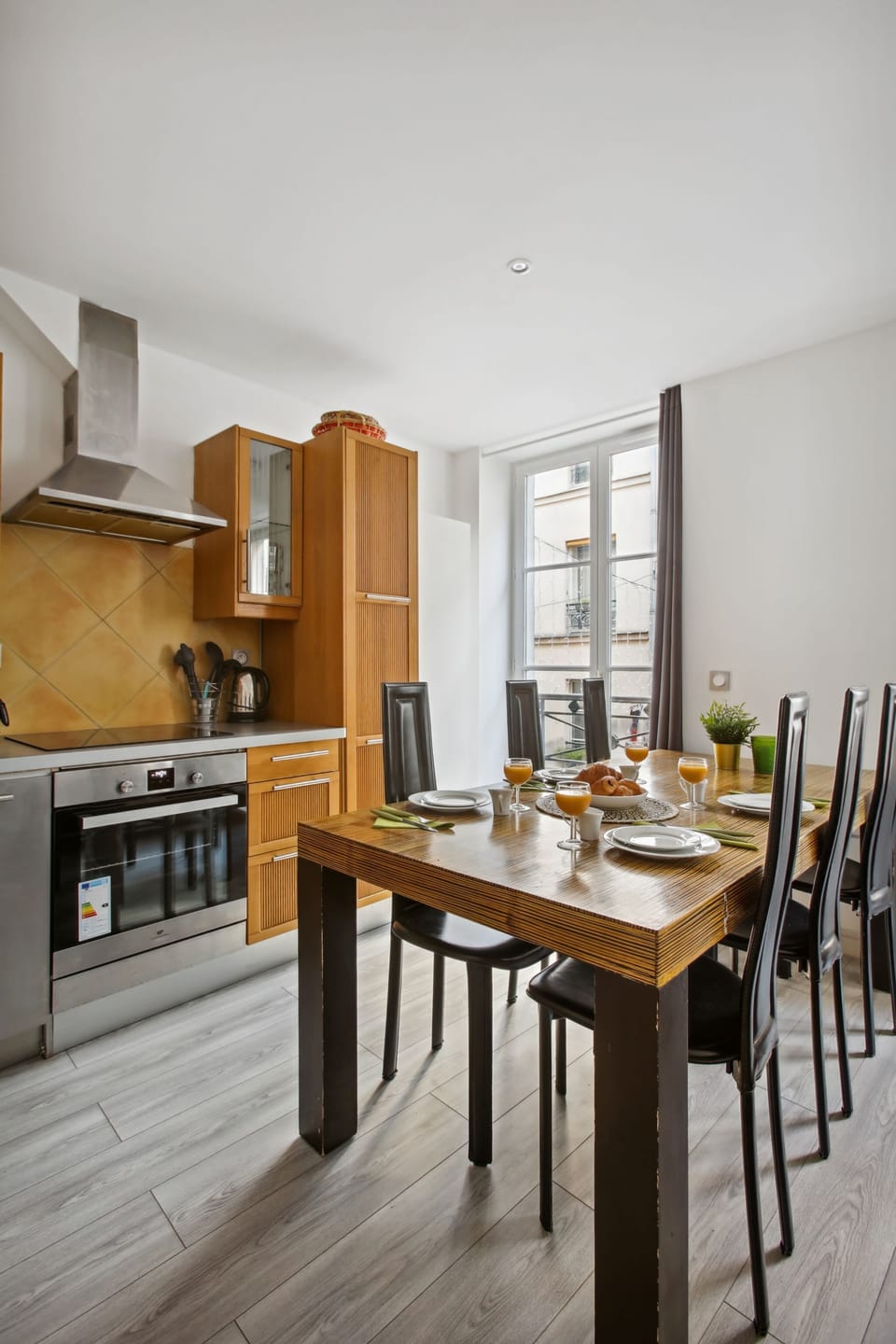 The kitchen and dining area