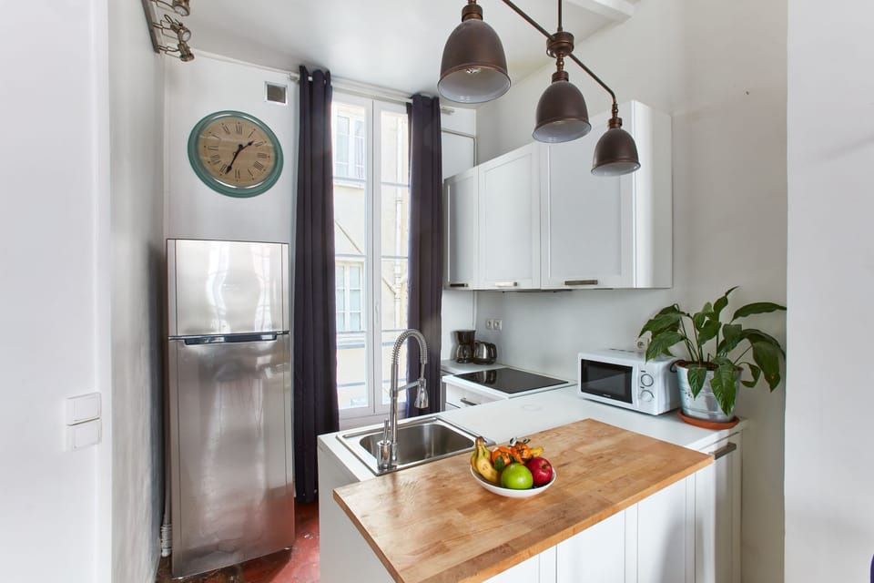 The kitchen is fully equipped to prepare a simple meal
