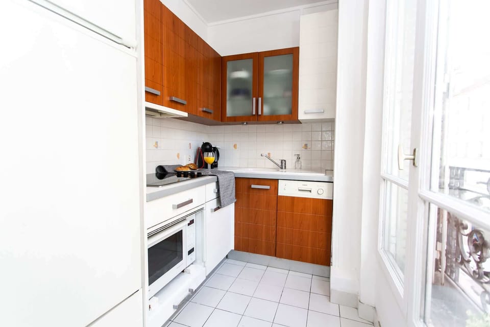 The fully equipped kitchen