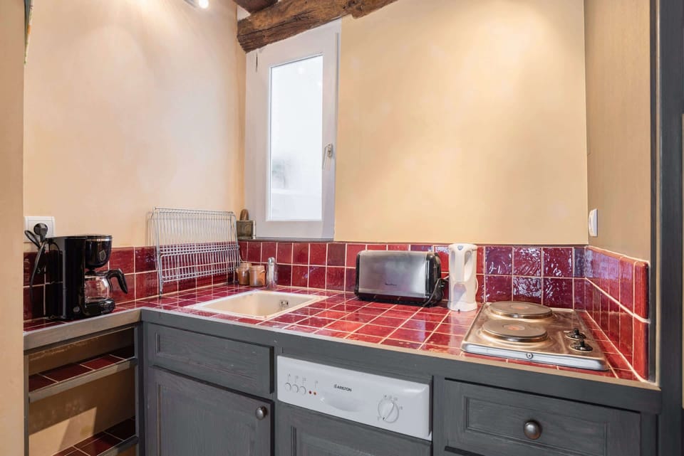 The kitchen is fully equipped to prepare a simple meal 