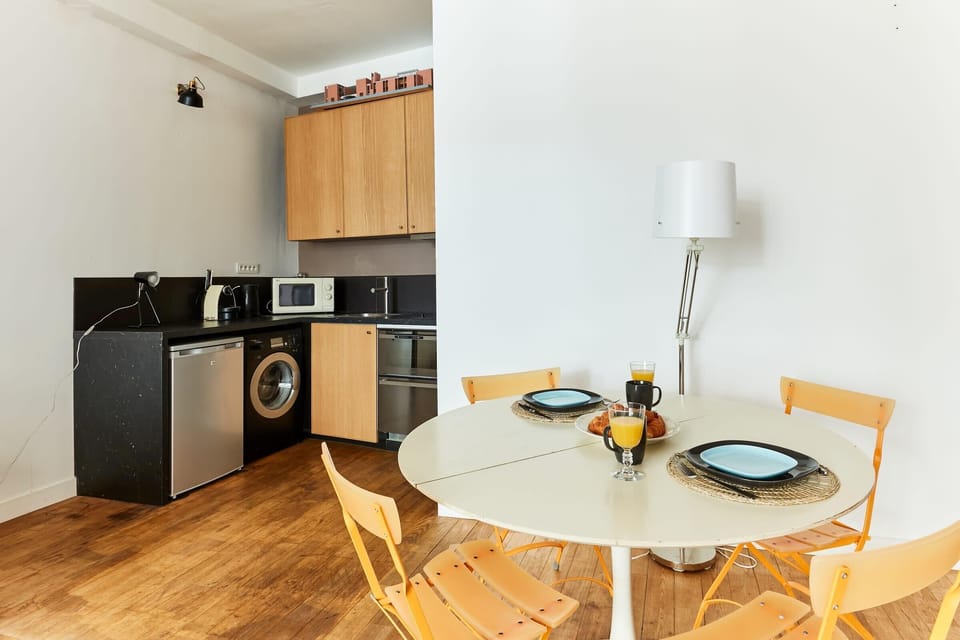 The kitchen and dining area