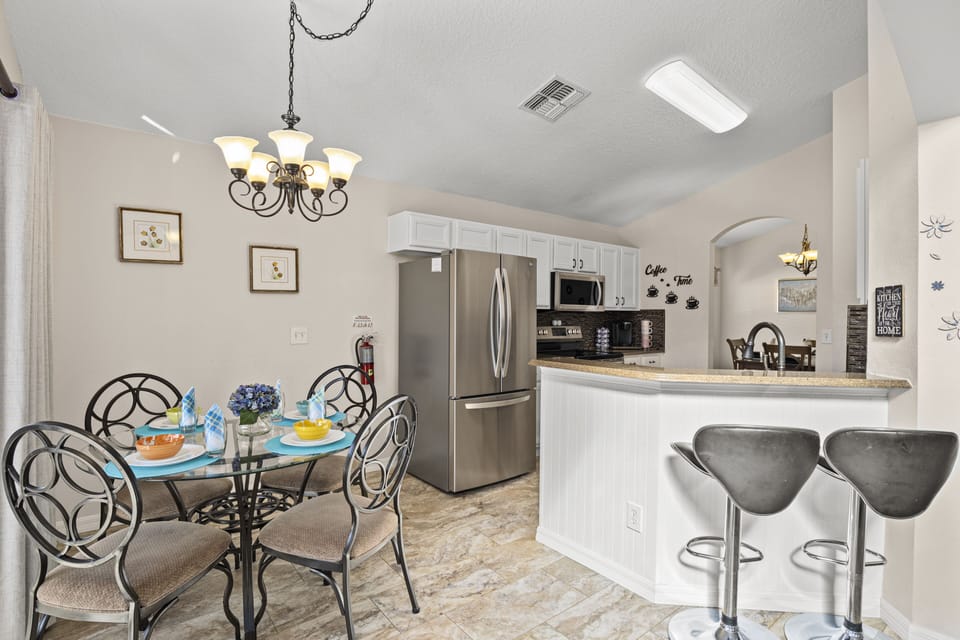 Fully Equipped Kitchen with breakfast table / Nook